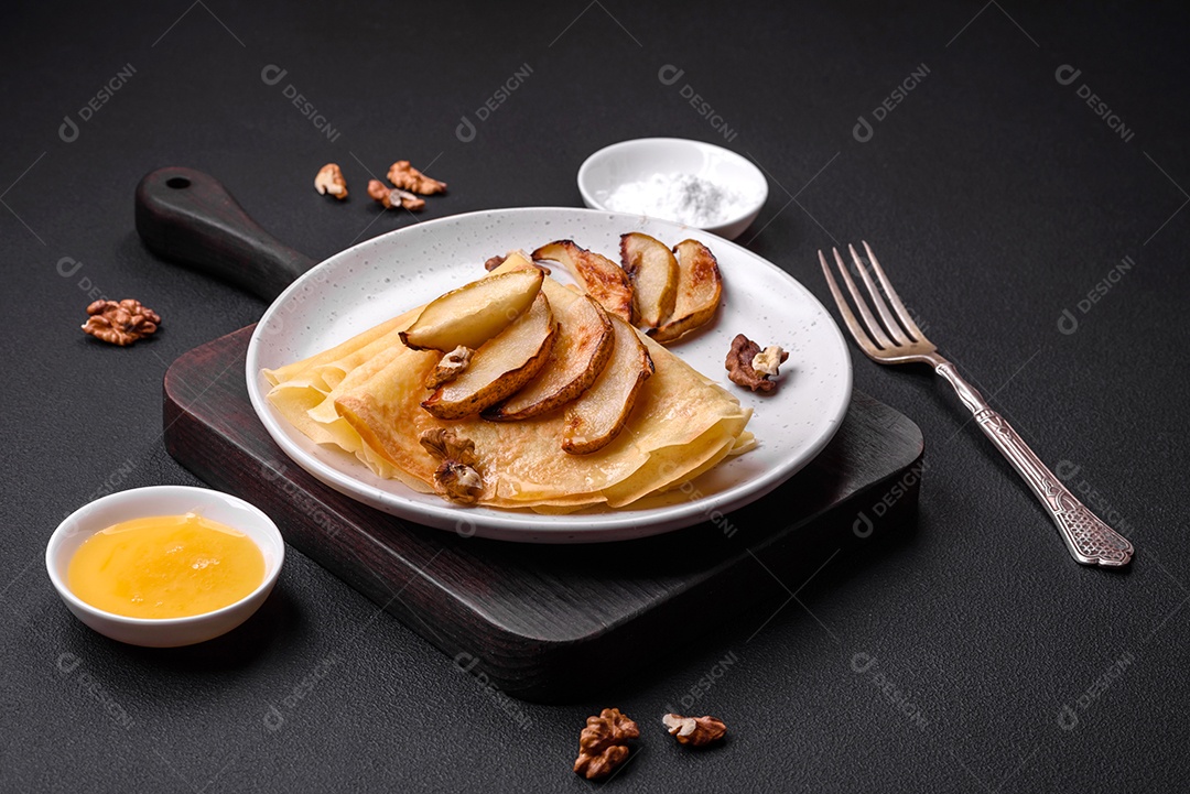 Deliciosas panquecas frescas com mel e frutas em um fundo de concreto texturizado. Comida saudável e útil
