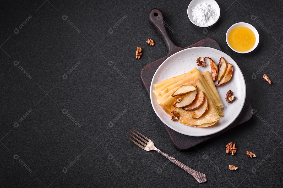 Deliciosas panquecas frescas com mel e frutas em um fundo de concreto texturizado. Comida saudável e útil
