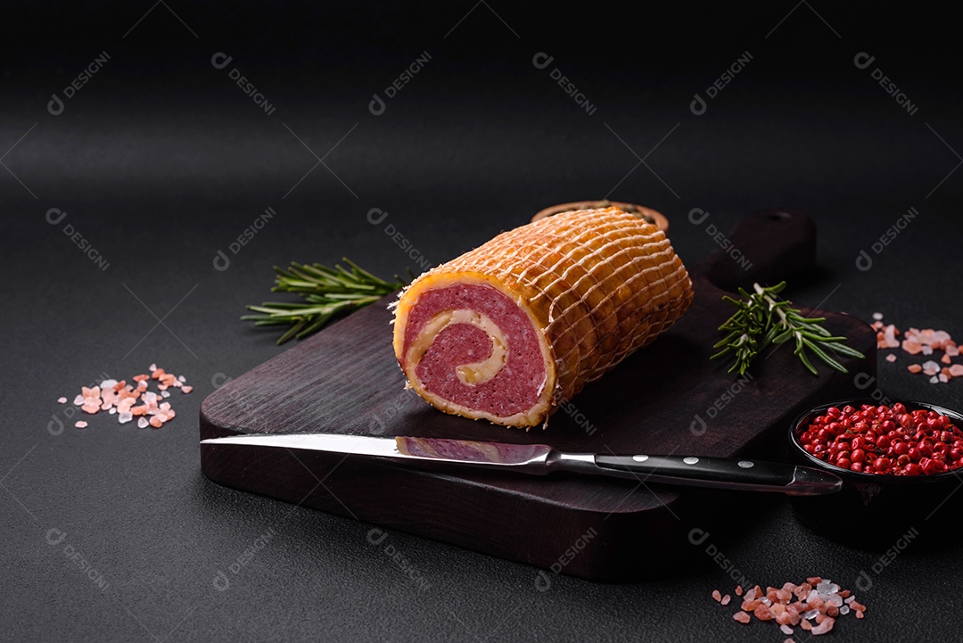 Rolo delicioso com carne, queijo, cogumelos, especiarias e ervas sobre um fundo de concreto texturizado escuro