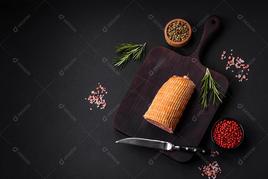 Rolo delicioso com carne, queijo, cogumelos, especiarias e ervas sobre um fundo de concreto texturizado escuro