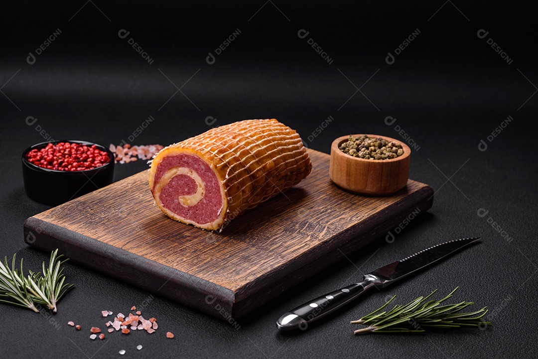 Rolo delicioso com carne, queijo, cogumelos, especiarias e ervas sobre um fundo de concreto texturizado escuro