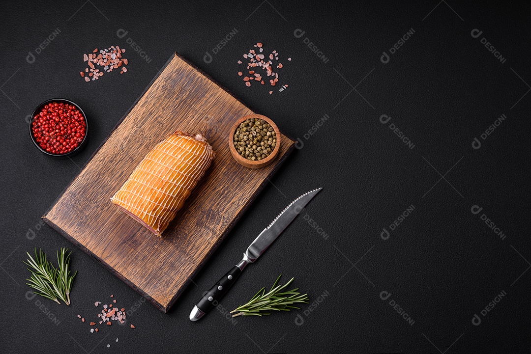 Rolo delicioso com carne, queijo, cogumelos, especiarias e ervas sobre um fundo de concreto texturizado escuro