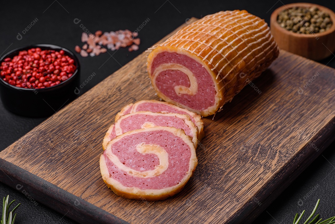 Rolo delicioso com carne, queijo, cogumelos, especiarias e ervas sobre um fundo de concreto texturizado escuro