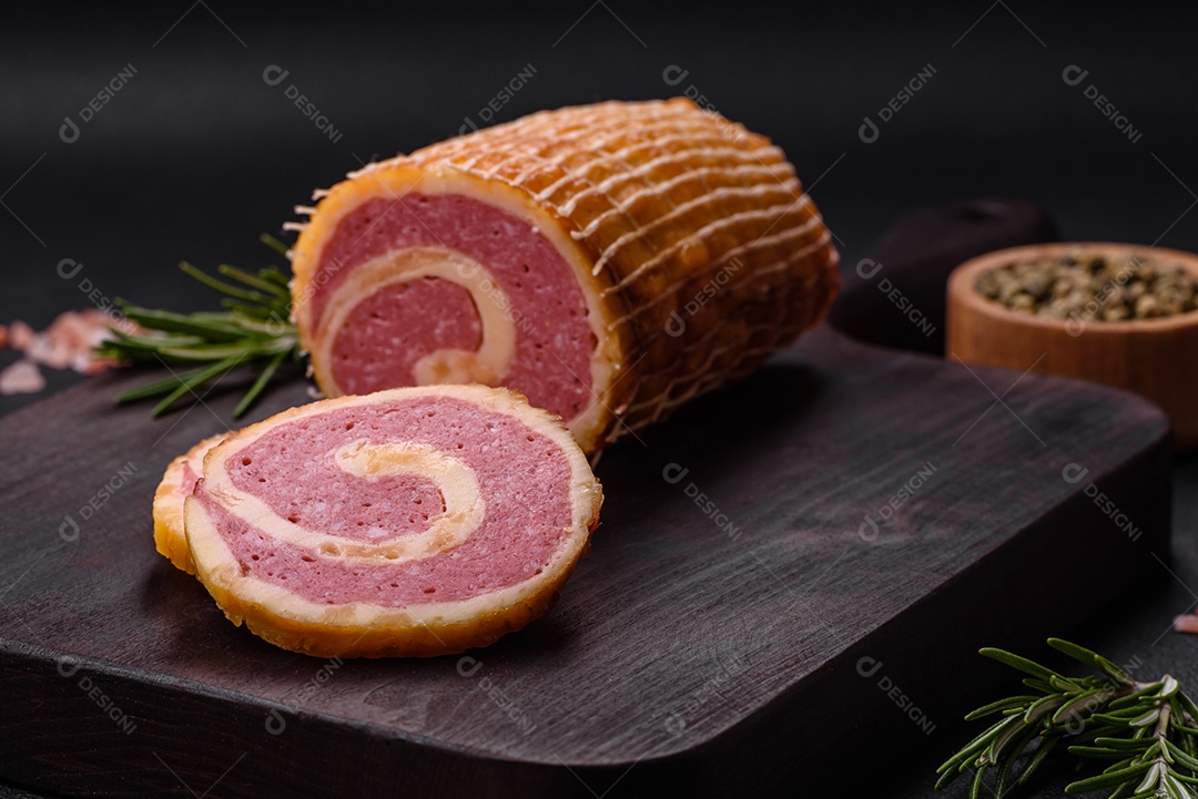 Rolo delicioso com carne, queijo, cogumelos, especiarias e ervas sobre um fundo de concreto texturizado escuro