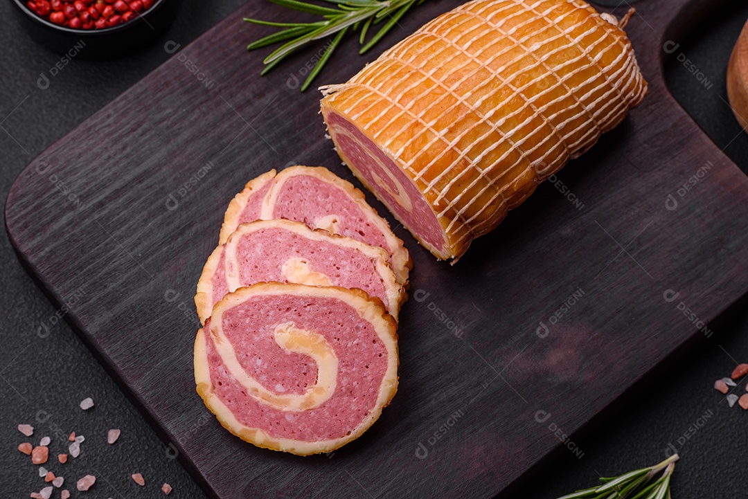 Rolo delicioso com carne, queijo, cogumelos, especiarias e ervas sobre um fundo de concreto texturizado escuro