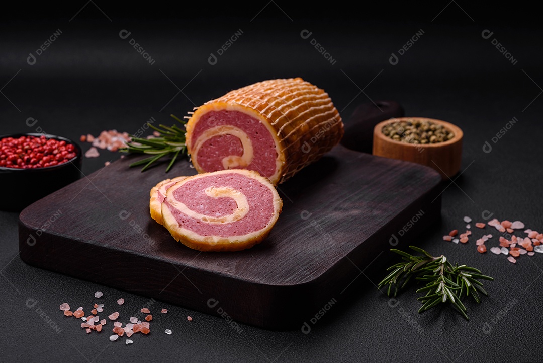 Rolo delicioso com carne, queijo, cogumelos, especiarias e ervas sobre um fundo de concreto texturizado escuro