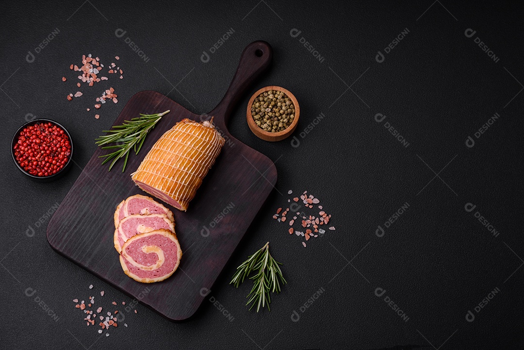 Rolo delicioso com carne, queijo, cogumelos, especiarias e ervas sobre um fundo de concreto texturizado escuro