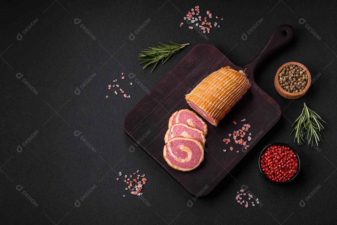 Rolo delicioso com carne, queijo, cogumelos, especiarias e ervas sobre um fundo de concreto texturizado escuro