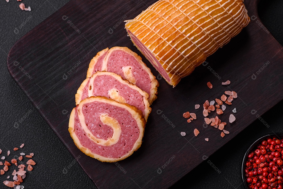 Rolo delicioso com carne, queijo, cogumelos, especiarias e ervas sobre um fundo de concreto texturizado escuro