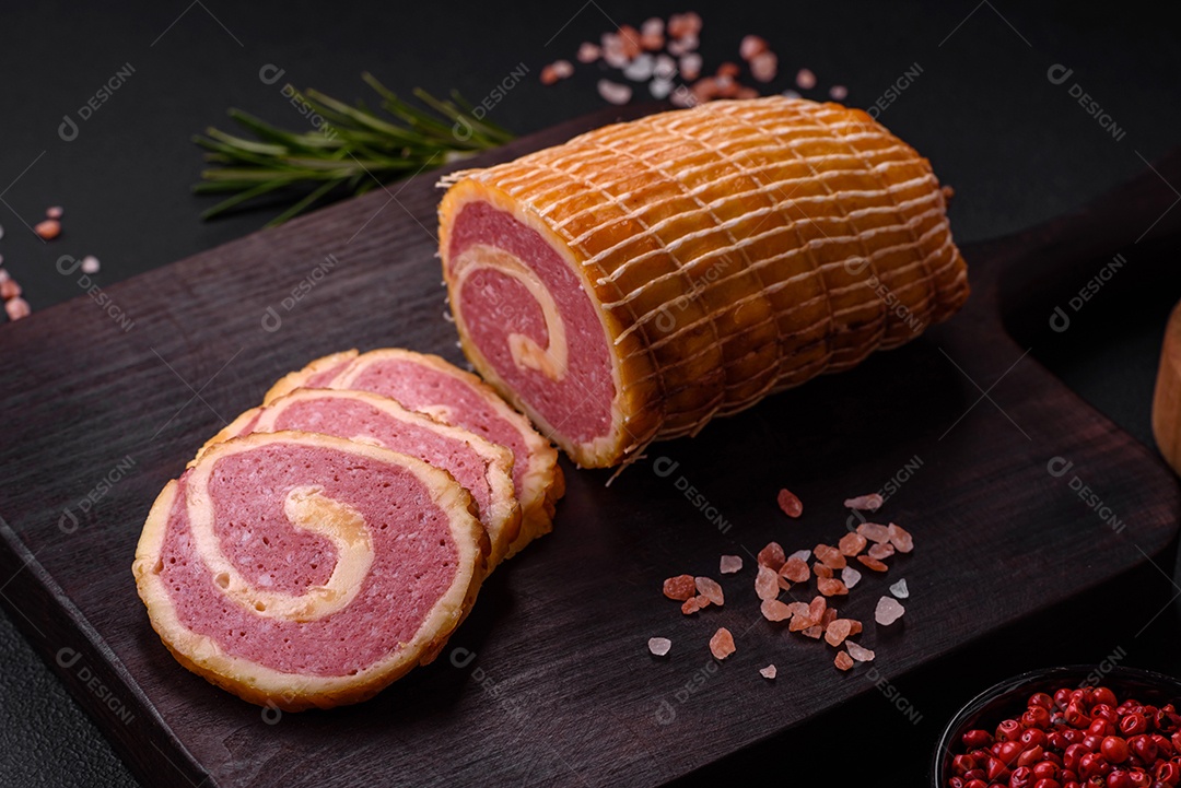 Rolo delicioso com carne, queijo, cogumelos, especiarias e ervas sobre um fundo de concreto texturizado escuro