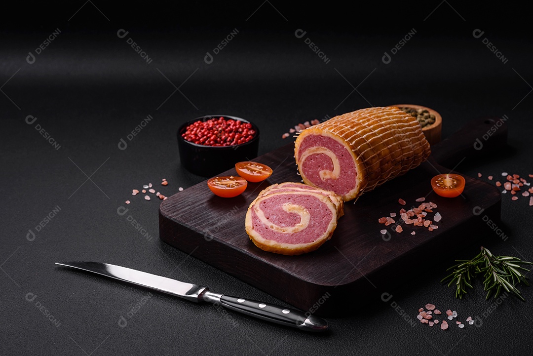 Rolo delicioso com carne, queijo, cogumelos, especiarias e ervas sobre um fundo de concreto texturizado escuro