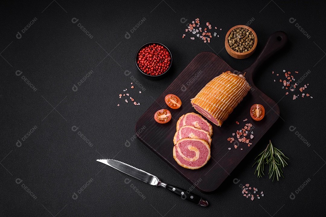 Rolo delicioso com carne, queijo, cogumelos, especiarias e ervas sobre um fundo de concreto texturizado escuro