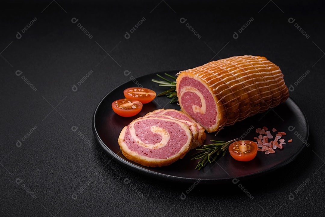 Rolo delicioso com carne, queijo, cogumelos, especiarias e ervas sobre um fundo de concreto texturizado escuro