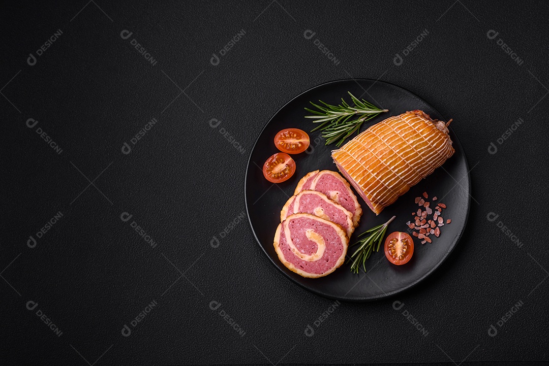Rolo delicioso com carne, queijo, cogumelos, especiarias e ervas sobre um fundo de concreto texturizado escuro