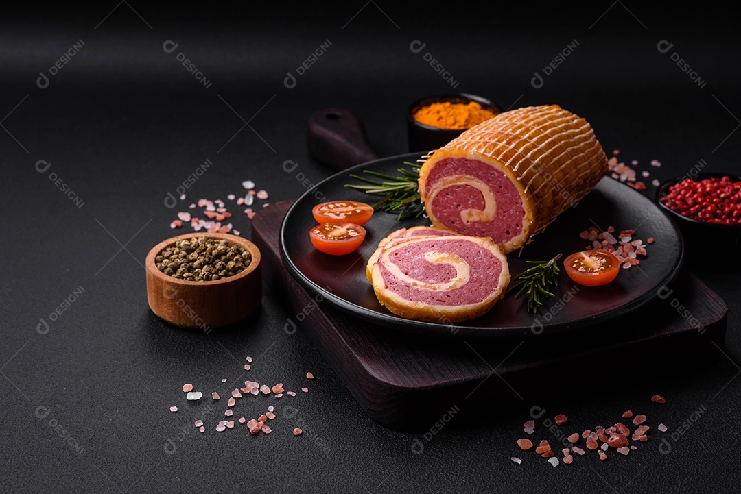 Rolo delicioso com carne, queijo, cogumelos, especiarias e ervas sobre um fundo de concreto texturizado escuro