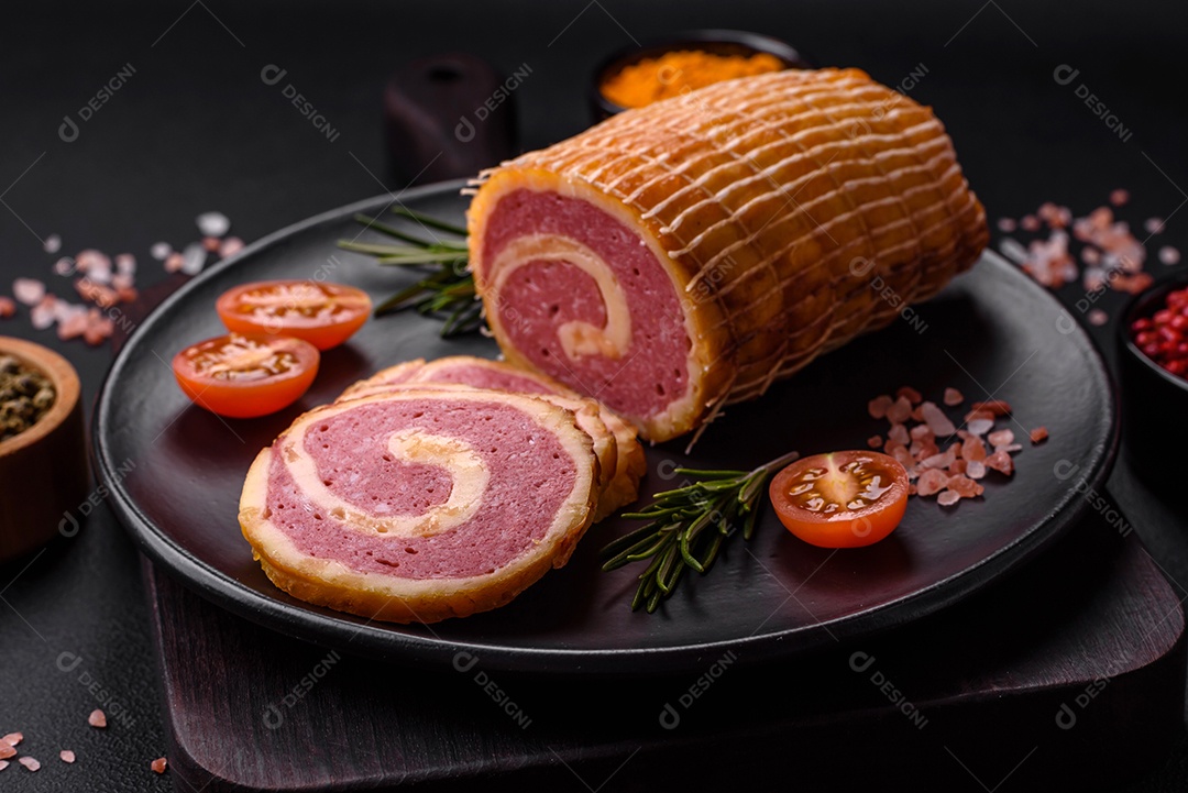 Rolo delicioso com carne, queijo, cogumelos, especiarias e ervas sobre um fundo de concreto texturizado escuro