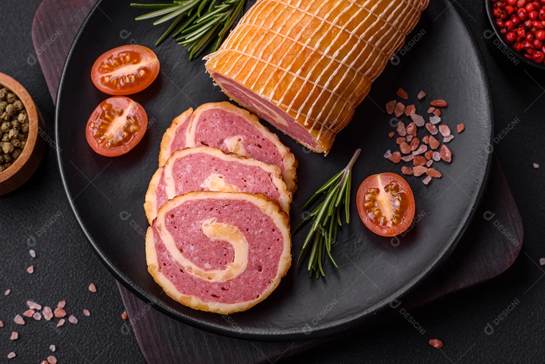 Rolo delicioso com carne, queijo, cogumelos, especiarias e ervas sobre um fundo de concreto texturizado escuro