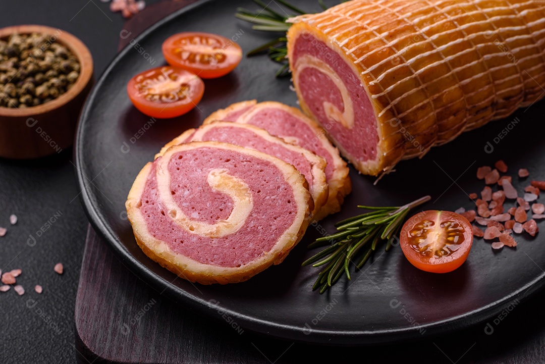 Rolo delicioso com carne, queijo, cogumelos, especiarias e ervas sobre um fundo de concreto texturizado escuro