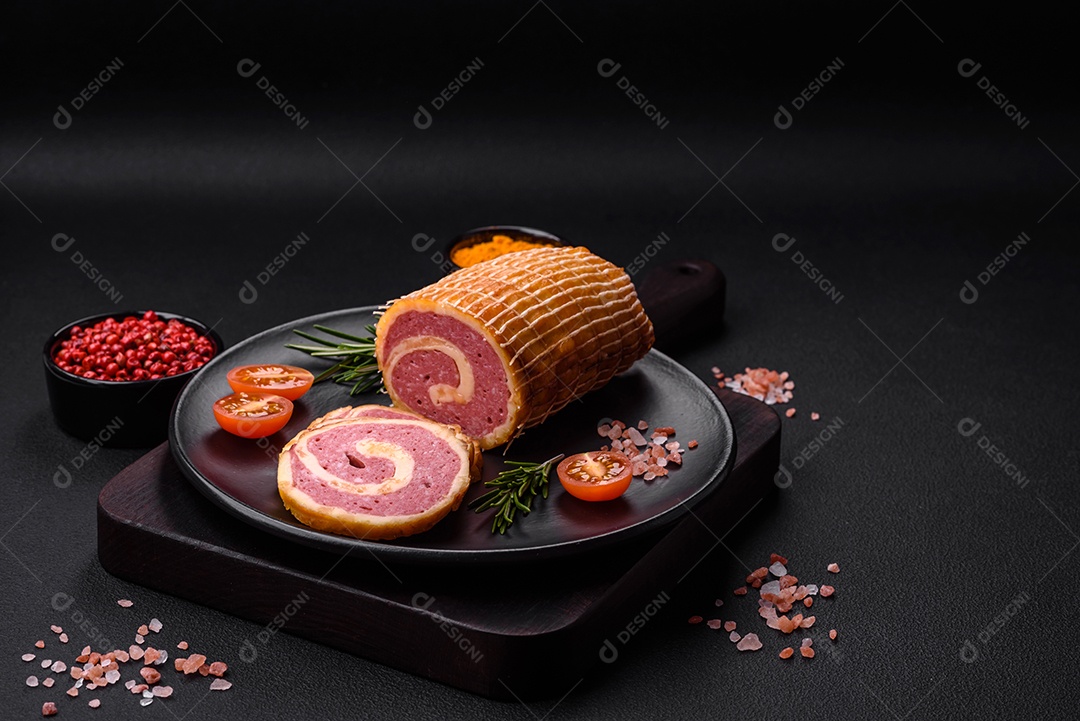 Rolo delicioso com carne, queijo, cogumelos, especiarias e ervas sobre um fundo de concreto texturizado escuro