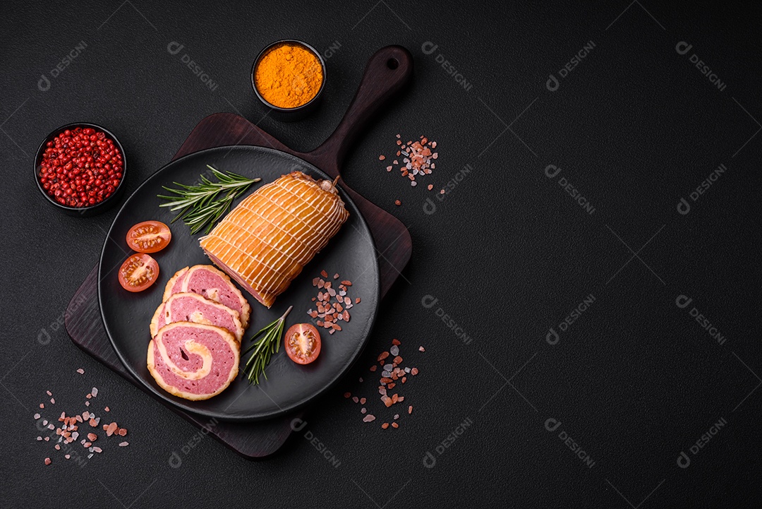 Rolo delicioso com carne, queijo, cogumelos, especiarias e ervas sobre um fundo de concreto texturizado escuro