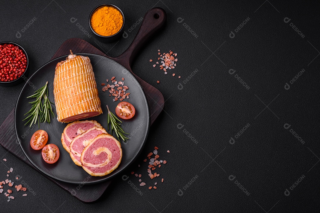 Rolo delicioso com carne, queijo, cogumelos, especiarias e ervas sobre um fundo de concreto texturizado escuro