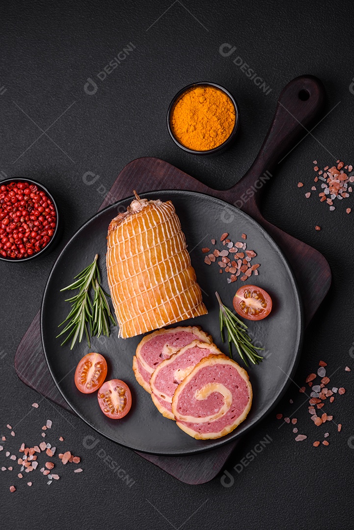 Rolo delicioso com carne, queijo, cogumelos, especiarias e ervas sobre um fundo de concreto texturizado escuro