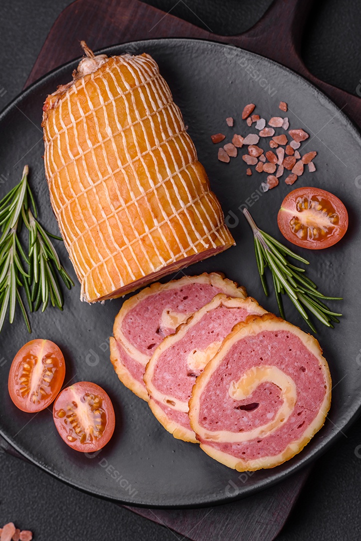 Rolo delicioso com carne, queijo, cogumelos, especiarias e ervas sobre um fundo de concreto texturizado escuro