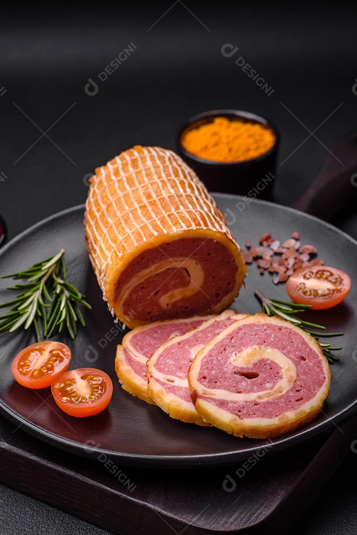 Rolo delicioso com carne, queijo, cogumelos, especiarias e ervas sobre um fundo de concreto texturizado escuro