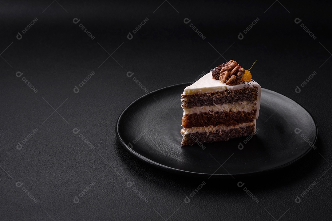 Delicioso lindo pedaço de bolo com creme e frutas em uma placa de cerâmica preta sobre um fundo escuro de concreto