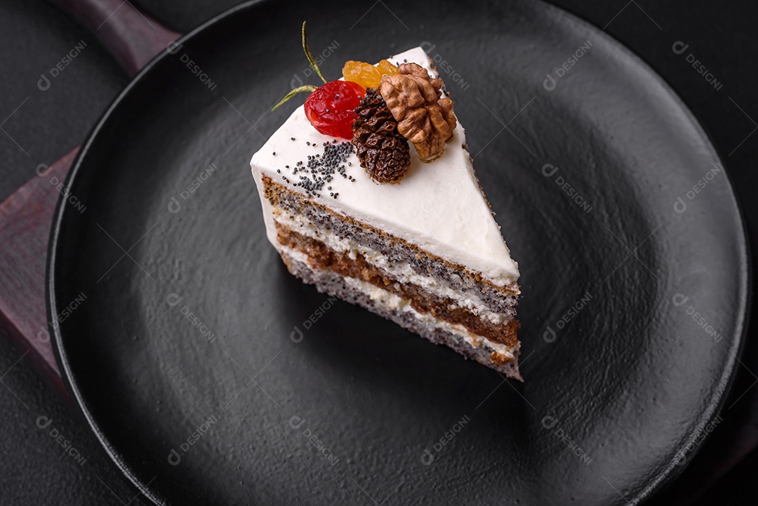 Delicioso lindo pedaço de bolo com creme e frutas em uma placa de cerâmica preta sobre um fundo escuro de concreto