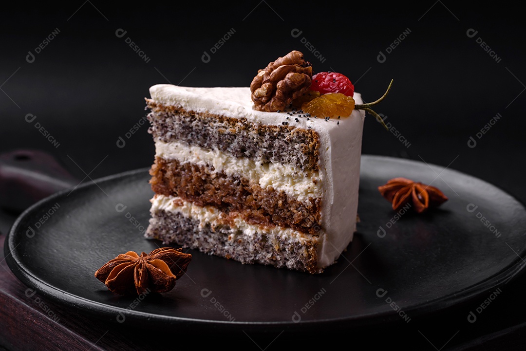 Delicioso lindo pedaço de bolo com creme e frutas em uma placa de cerâmica preta sobre um fundo escuro de concreto