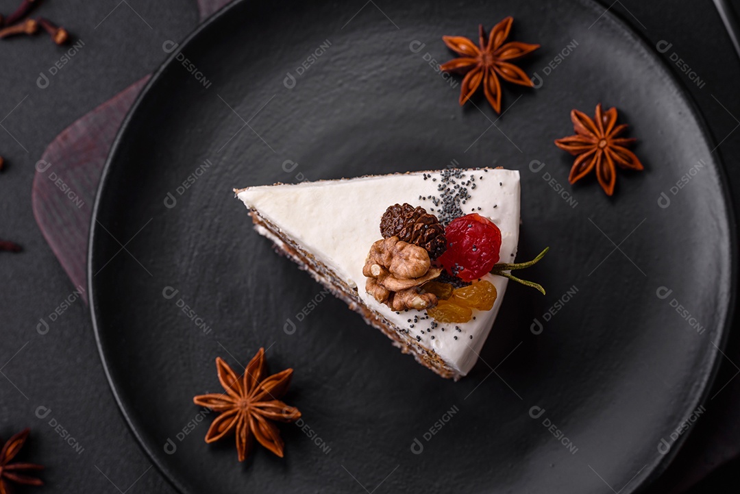 Delicioso lindo pedaço de bolo com creme e frutas em uma placa de cerâmica preta sobre um fundo escuro de concreto