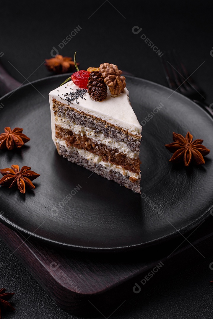 Delicioso lindo pedaço de bolo com creme e frutas em uma placa de cerâmica preta sobre um fundo escuro de concreto