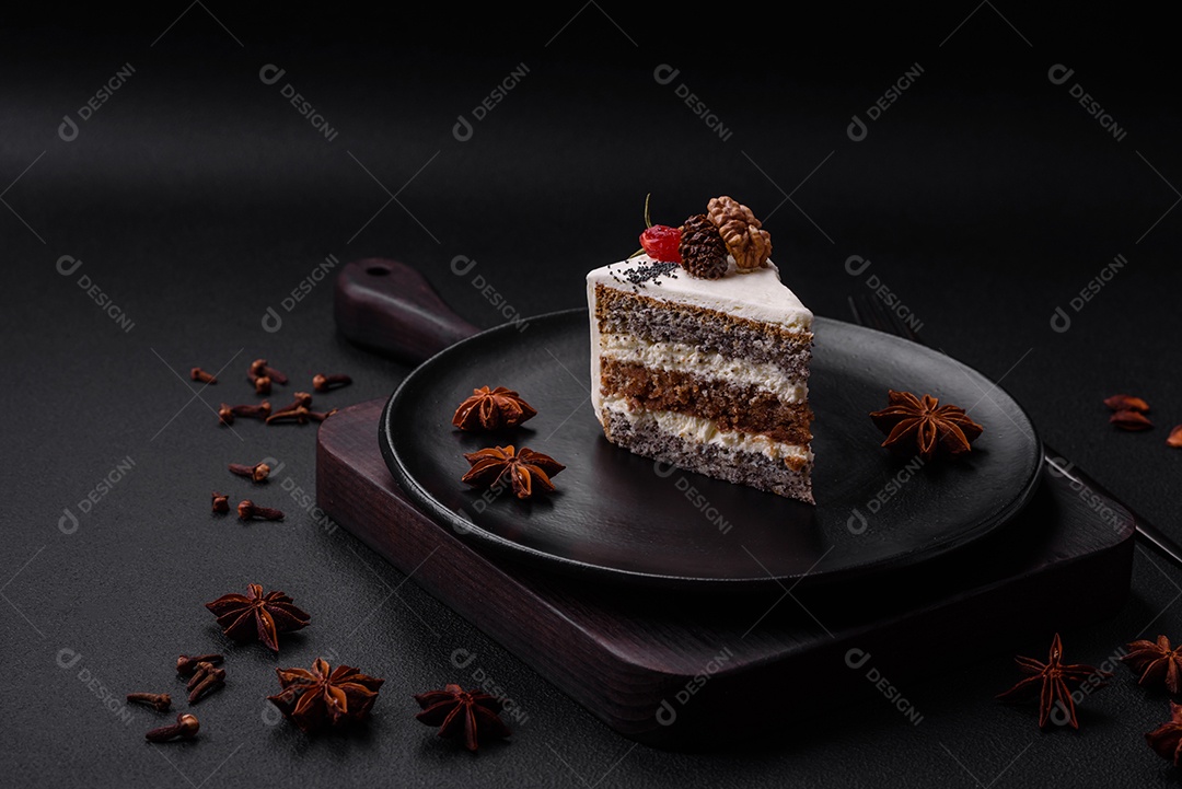 Delicioso lindo pedaço de bolo com creme e frutas em uma placa de cerâmica preta sobre um fundo escuro de concreto