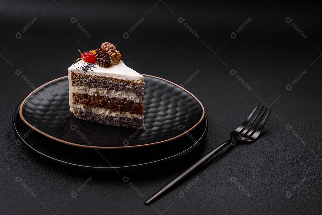 Delicioso lindo pedaço de bolo com creme e frutas em uma placa de cerâmica preta sobre um fundo escuro de concreto