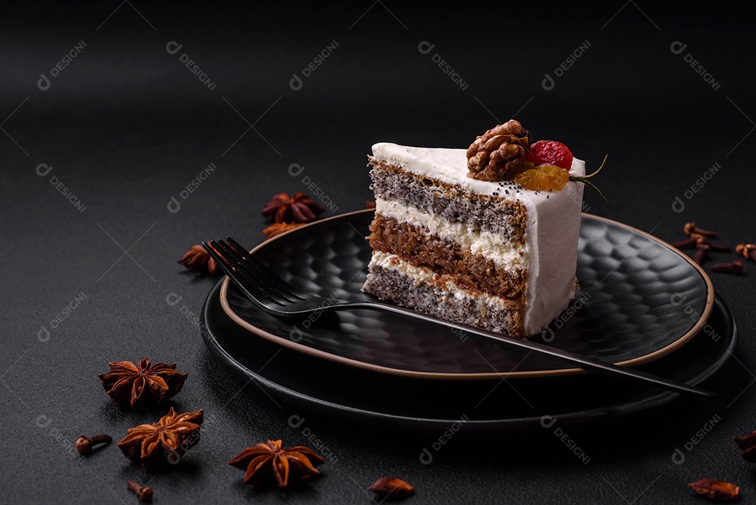 Delicioso lindo pedaço de bolo com creme e frutas em uma placa de cerâmica preta sobre um fundo escuro de concreto