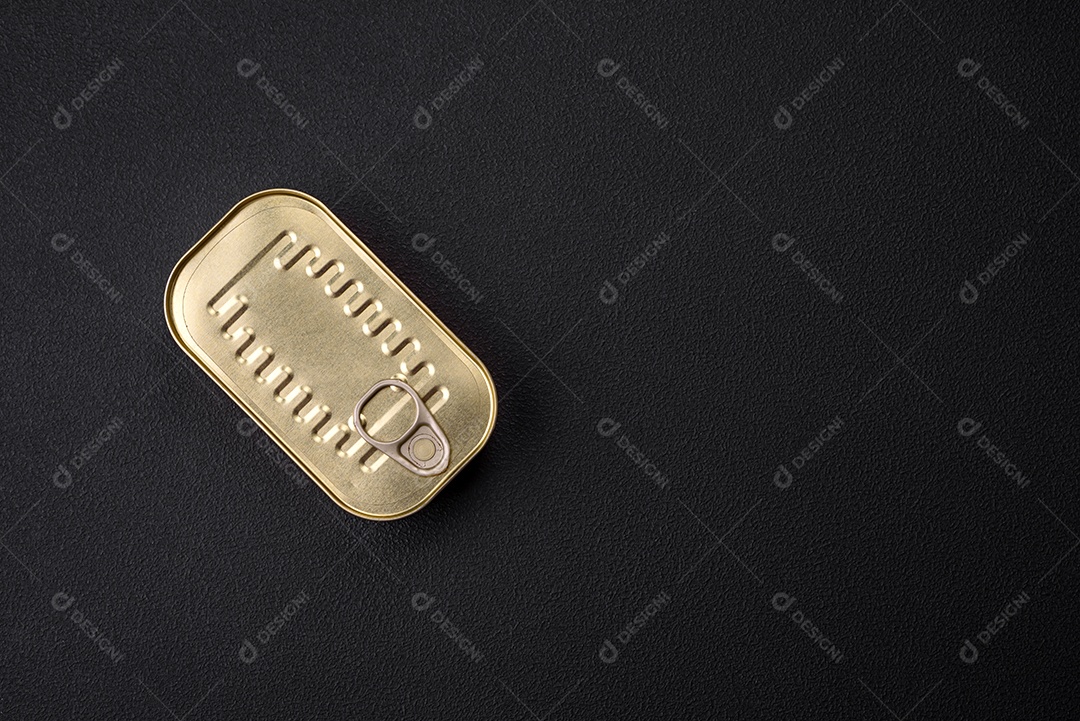 Lata de alumínio metálico de sardinhas enlatadas em óleo com especiarias e sal sobre um fundo escuro de concreto