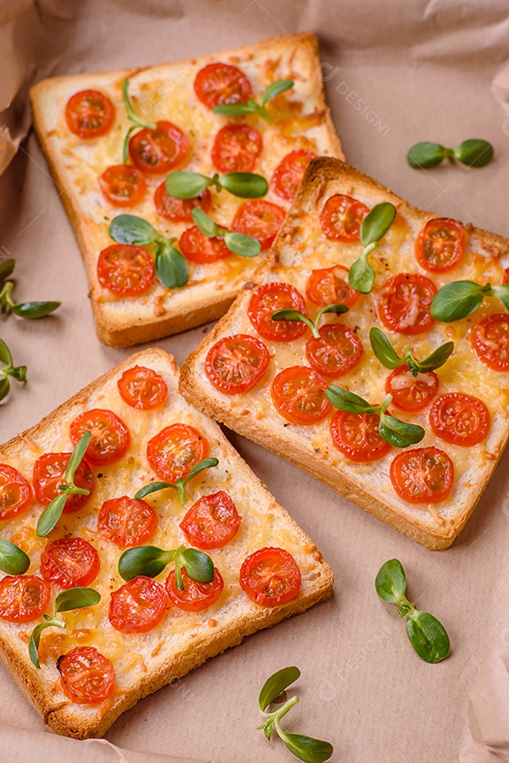 Deliciosa torrada fresca ou bruschetta com tomate, queijo, ervas, sal e especiarias sobre fundo escuro de concreto