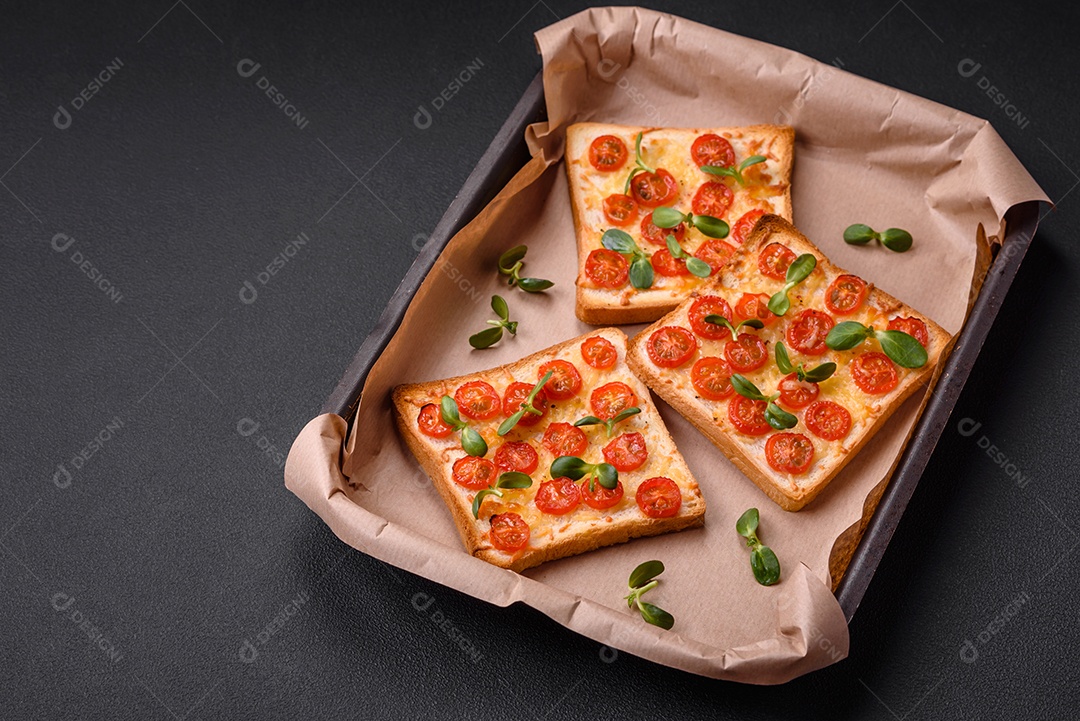 Deliciosa torrada fresca ou bruschetta com tomate, queijo, ervas, sal e especiarias sobre fundo escuro de concreto
