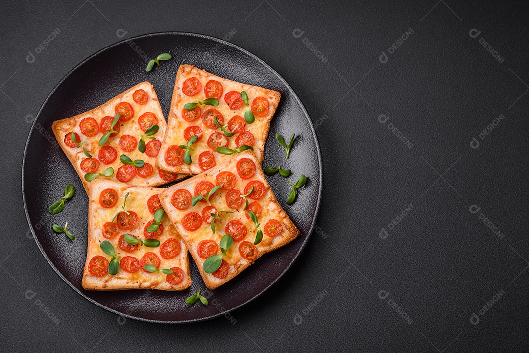 Deliciosa torrada fresca ou bruschetta com tomate, queijo, ervas, sal e especiarias sobre fundo escuro de concreto