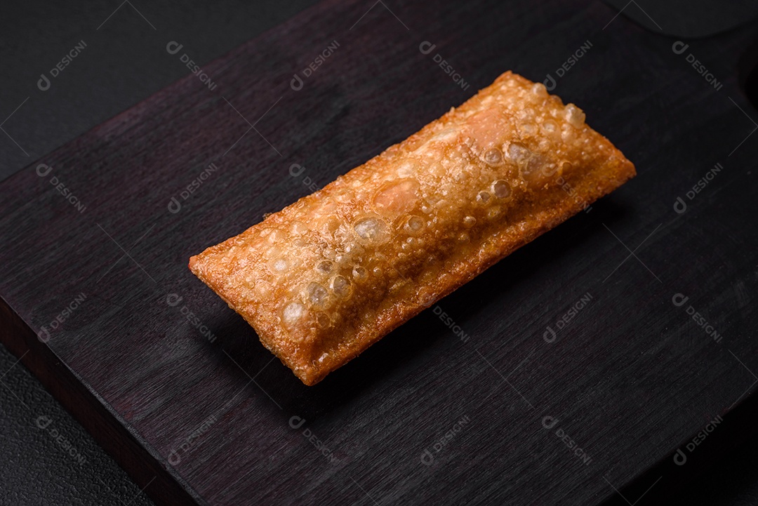 Deliciosa torta crocante fresca com geléia de cereja em uma tábua de madeira sobre um fundo escuro de concreto