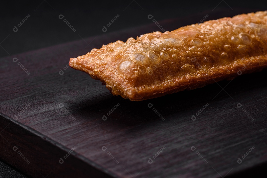Deliciosa torta crocante fresca com geléia de cereja em uma tábua de madeira sobre um fundo escuro de concreto
