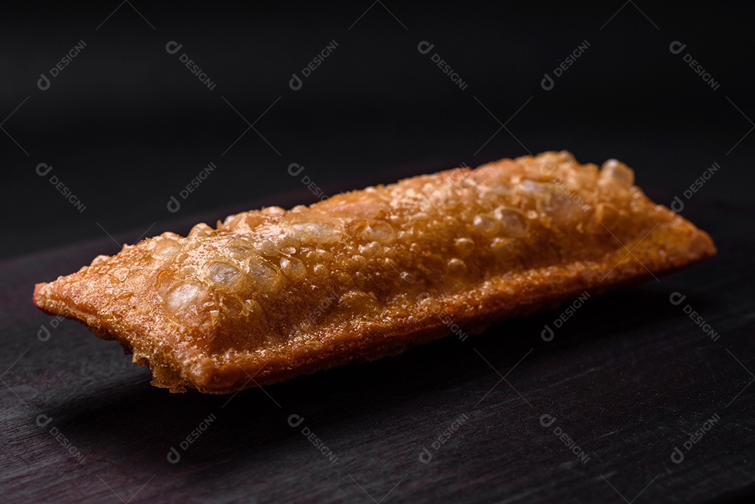 Deliciosa torta crocante fresca com geléia de cereja em uma tábua de madeira sobre um fundo escuro de concreto