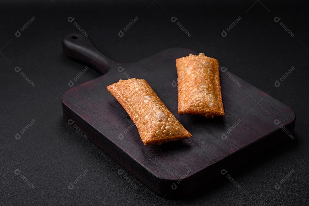 Deliciosa torta crocante fresca com geléia de cereja em uma tábua de madeira sobre um fundo escuro de concreto