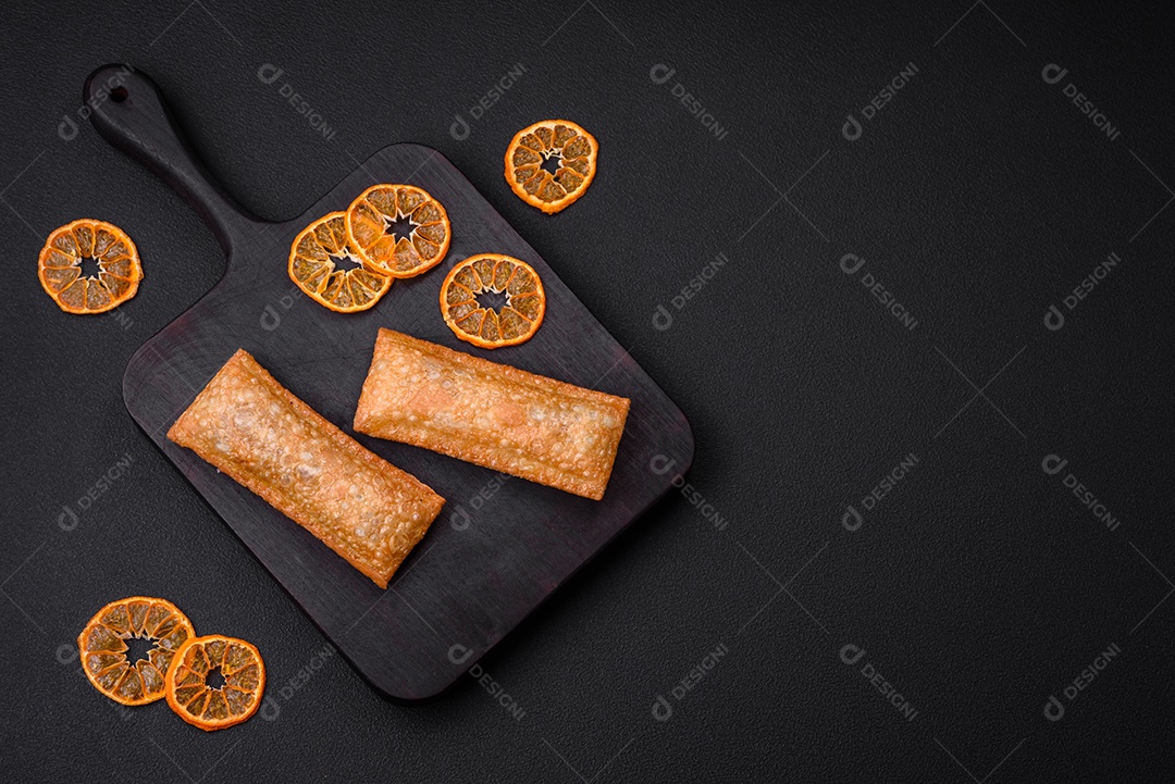 Deliciosa torta crocante fresca com geléia de cereja em uma tábua de madeira sobre um fundo escuro de concreto