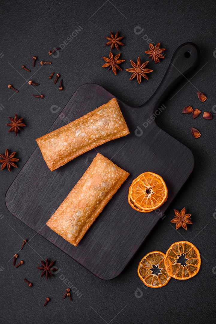 Deliciosa torta crocante fresca com geléia de cereja em uma tábua de madeira sobre um fundo escuro de concreto