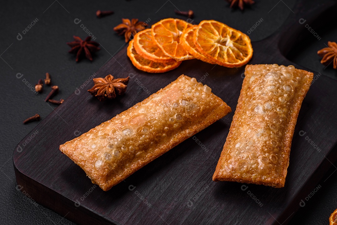 Deliciosa torta crocante fresca com geléia de cereja em uma tábua de madeira sobre um fundo escuro de concreto