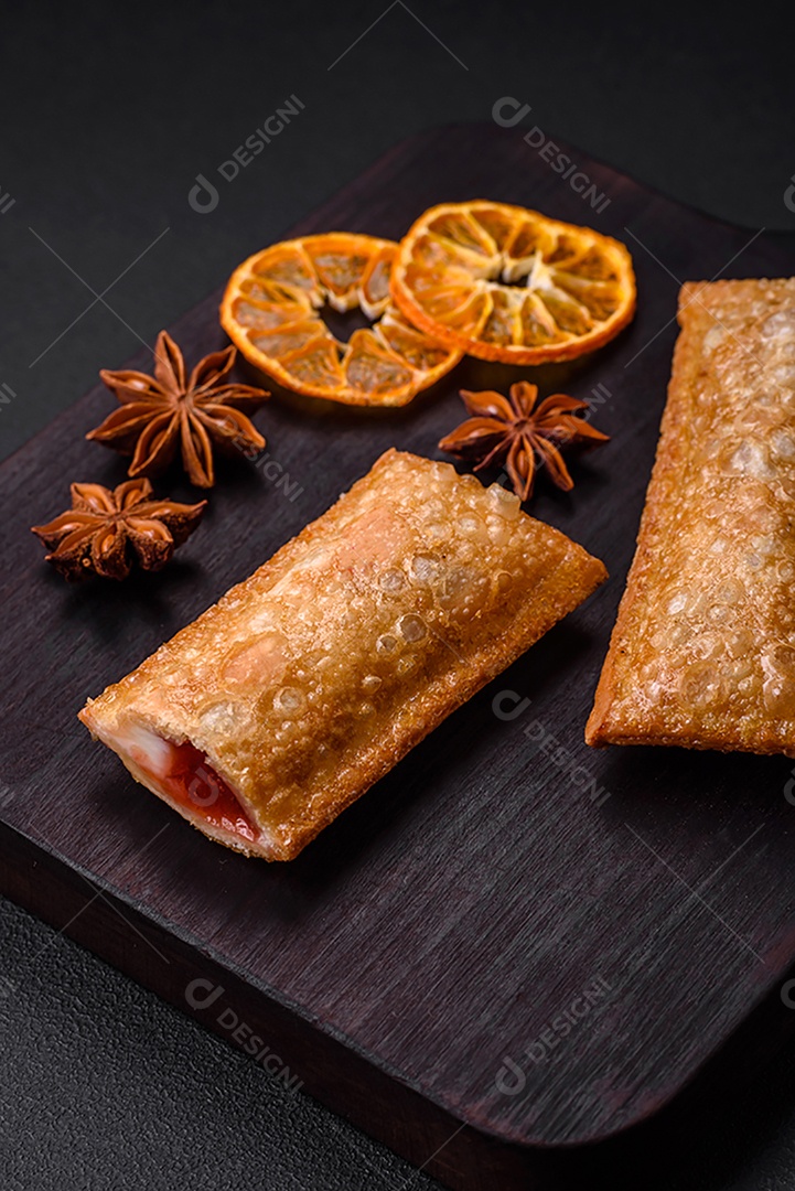 Deliciosa torta crocante fresca com geléia de cereja em uma tábua de madeira sobre um fundo escuro de concreto