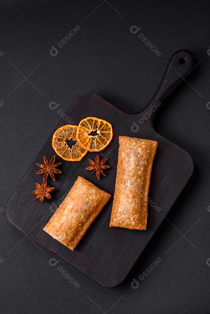 Deliciosa torta crocante fresca com geléia de cereja em uma tábua de madeira sobre um fundo escuro de concreto