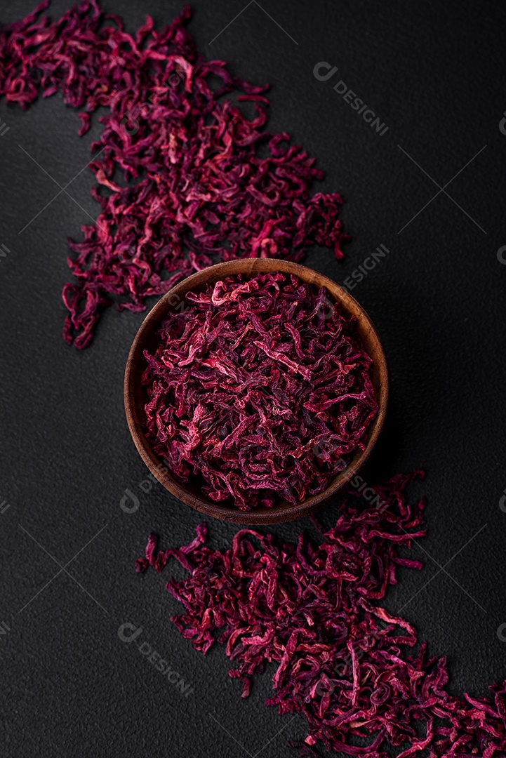 Cebola vermelha crua fresca em fundo de concreto texturizado escuro. Cozinhando em casa